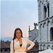 Studentessa universitaria impartisce lezioni di italiano e letteratura, storia e scienze a bambini e studenti fino al 5 superiore